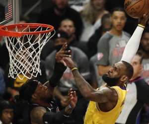 epa09800166 Los Angeles Lakers forward LeBron James (R) drives to the basket while being guarded by Los Angeles Clippers forward Robert Covington (L) during the fourth quarter of the NBA basketball game between the Los Angeles Lakers and the Los Angeles Clippers at the Crypto.com Arena in Los Angeles, California, USA, 03 March 2022.  EPA/CAROLINE BREHMAN  SHUTTERSTOCK OUT