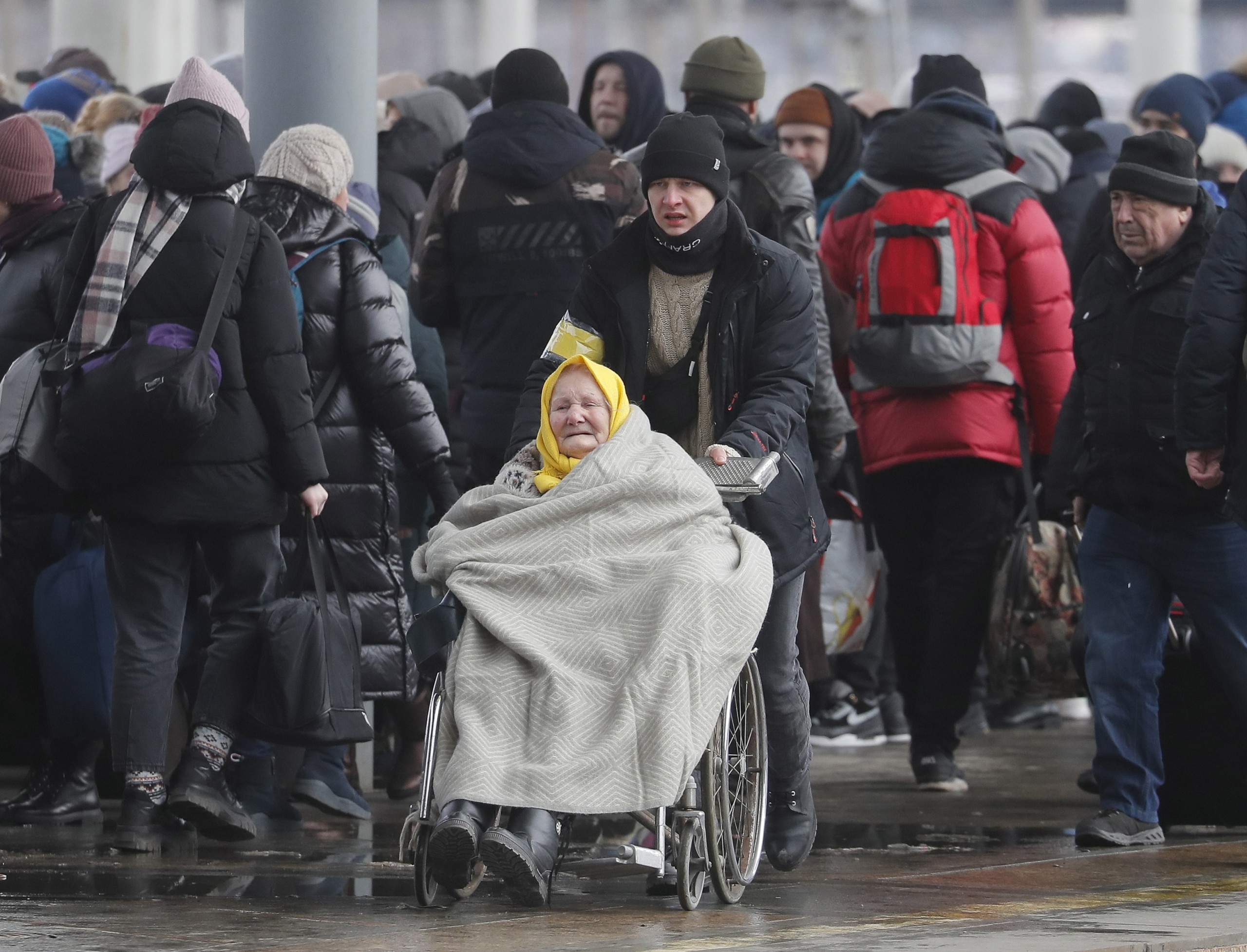 epaselect epa09803549 People wait to board an evacuation train at a railway station in Kyiv (Kiev), Ukraine, 05 March 2022. According to the United Nations (UN), at least one million people have fled Ukraine to neighboring countries since the beginning of Russia's military aggression on 24 February 2022. The UN estimates that around 160,000 Ukrainians are currently internally displaced.  EPA/SERGEY DOLZHENKO