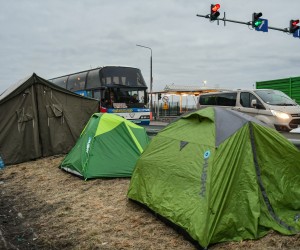 epa09804422 War refugees at the Polish-Ukrainian border crossing in Dorohusk, Poland, 05 March 2022. European Commission President Ursula von der Leyen said on 05 March that the number of people who fled the Russian war in Ukraine to neighboring European countries already exceeds 1.2 million people and the number is likely to increase multiple times in the days and weeks to come.  EPA/WOJTEK JARGILO POLAND OUT