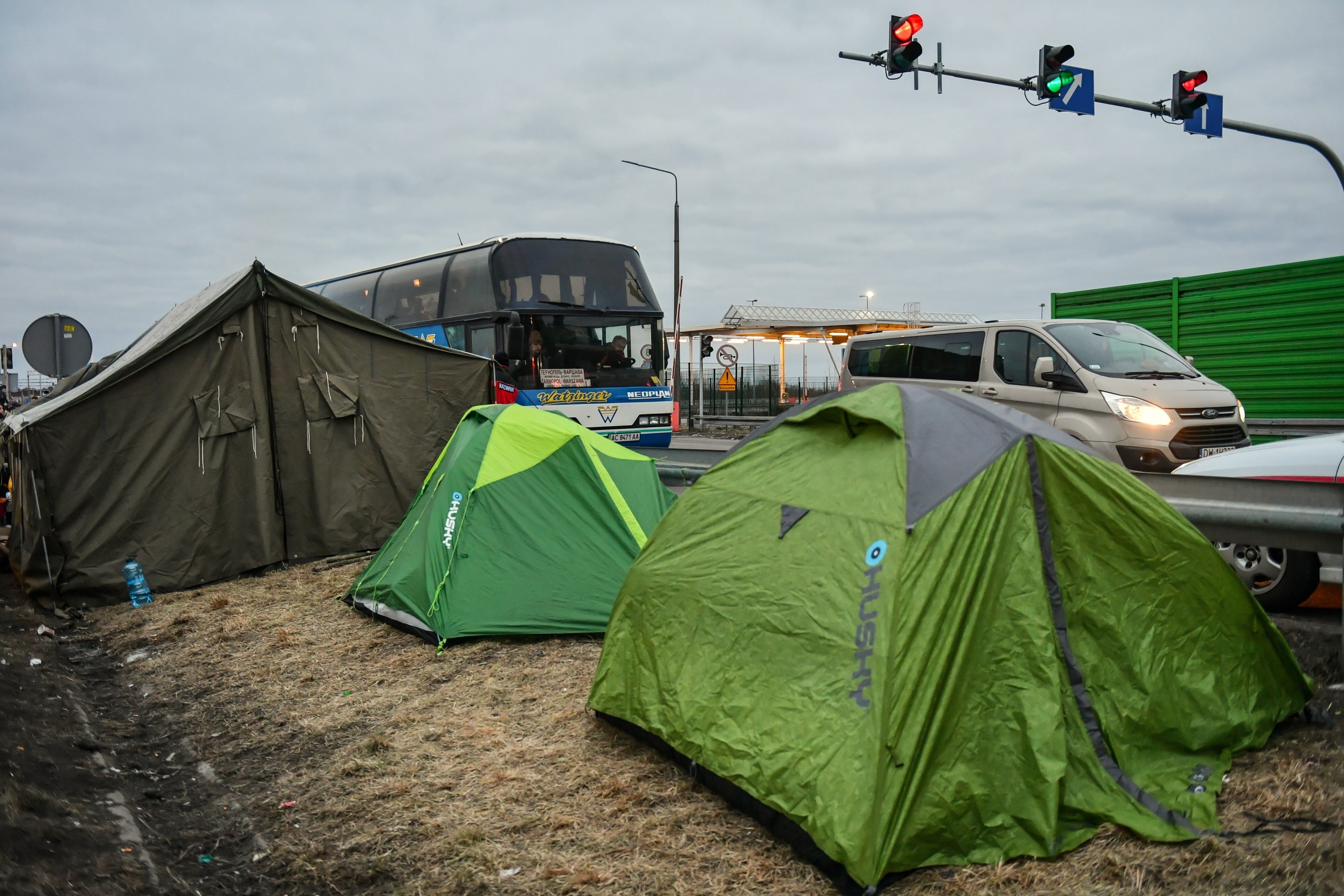 epa09804422 War refugees at the Polish-Ukrainian border crossing in Dorohusk, Poland, 05 March 2022. European Commission President Ursula von der Leyen said on 05 March that the number of people who fled the Russian war in Ukraine to neighboring European countries already exceeds 1.2 million people and the number is likely to increase multiple times in the days and weeks to come.  EPA/WOJTEK JARGILO POLAND OUT