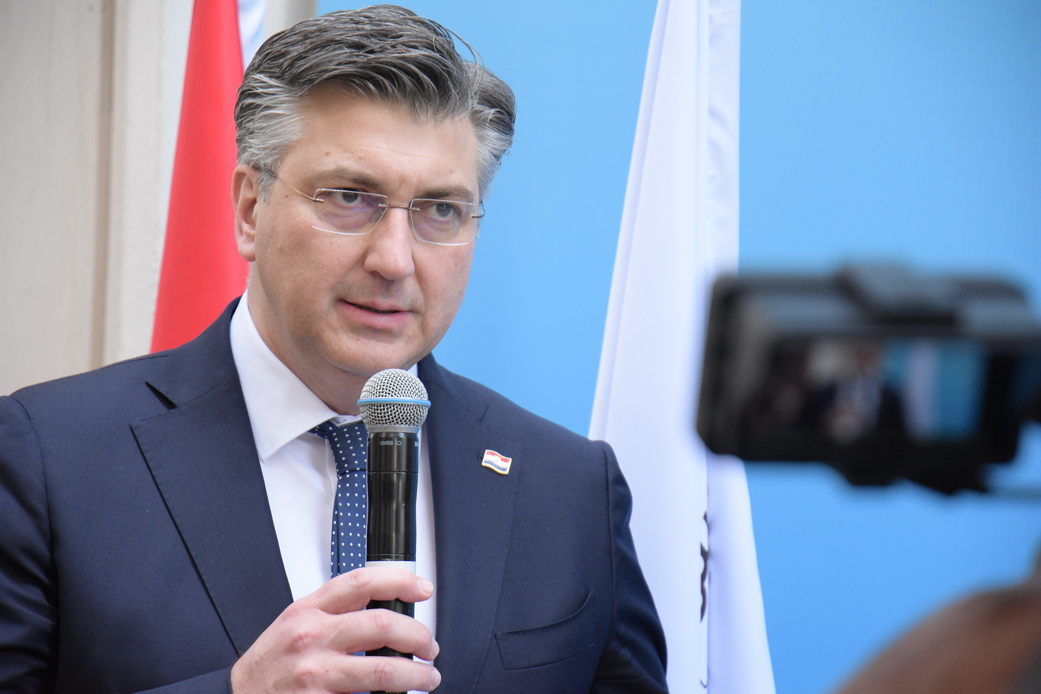 Zagreb, 06.03.2022. - Premijer Andrej Plenković u nedjelju je sudjelovao na obilježavanju Nacionalnog dana Republike Hrvatske na svjetskoj izložbi EXPO 2020 u Dubaiju, govoreći pritom o Hrvatskoj kao „zemlji inovatora“, ali i o njezinoj stoljetnoj povezanosti s arapskim svijetom. Hrvatska sudjeluje na EXPO-u  prvi put u desetak godina – posljednji put je svoj paviljon na svjetskoj izložbi imala 2010. u Kini. U nedjelju se u Ujedinjenim Arapskim Emiratima obilježavao hrvatski Nacionalni dan, povodom kojeg je paviljon posjetio šeik Nahajan Mabarak Al Nahajan, član emiratske vlade i povjerenik izložbe. Na fotografiji Andrej Plenković.
foto HINA/ Vlada RH/ ml