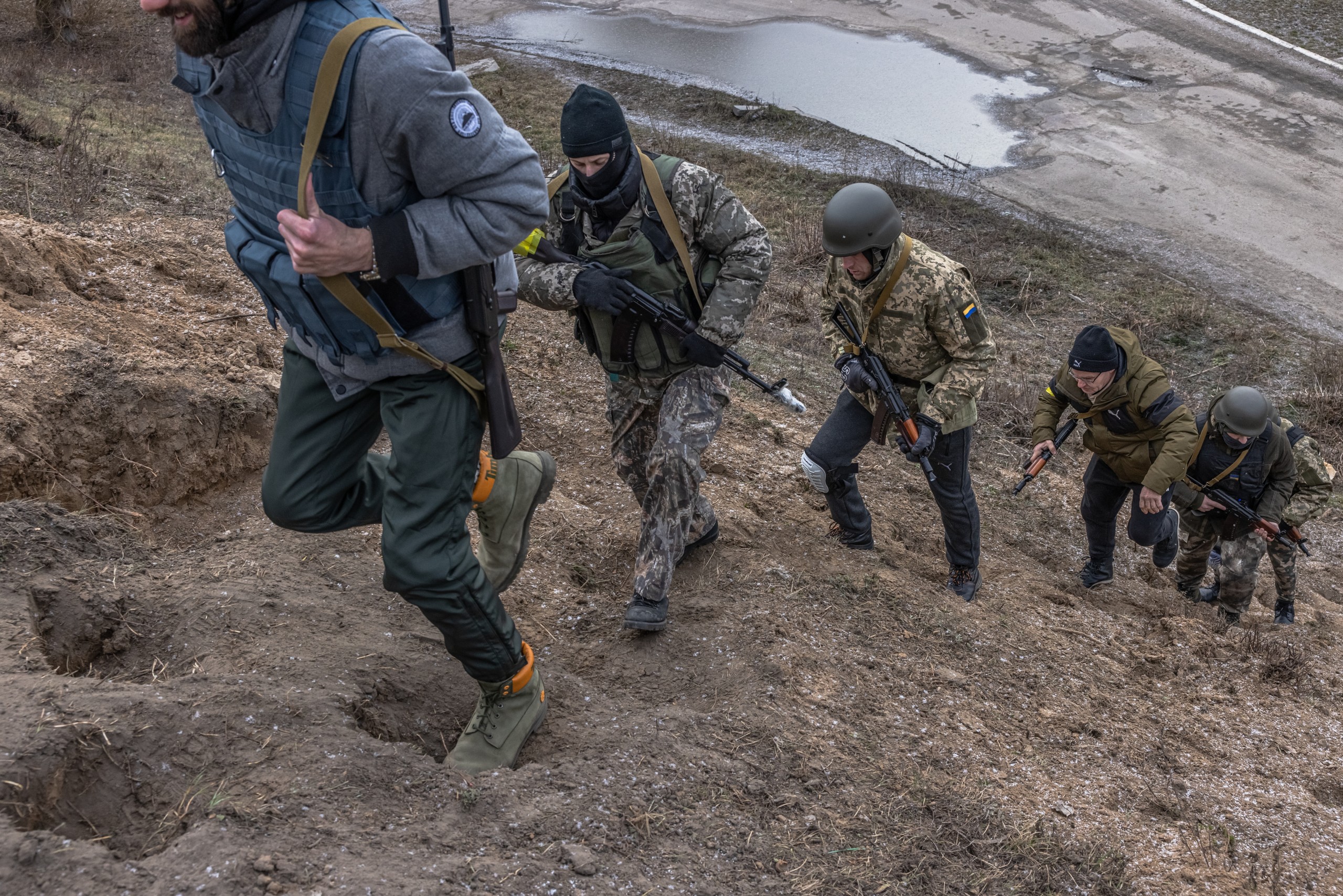 epa09806313 Members of the Territorial Defense Forces, go to a checkpoint for patrolling, in the eastern part of Kyiv (Kiev) region, Ukraine, 06 March 2022. According to the National Guard of Ukraine statistics, 100,000 Ukrainians have joined the Territorial Defense Force since the beginning of the Russian invasion of Ukraine.  EPA/ROMAN PILIPEY  ATTENTION: This Image is part of a PHOTO SET