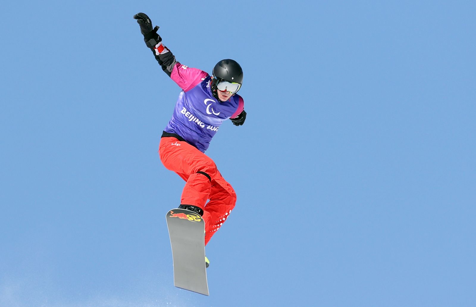 Peking, 07.03.2022 - Hrvatski paraolimpijac Bruno Bonjak tijekom cetvrtfinalne utrke Cross Snowboard utrke na Paraolimpijskim igrama Peking 2022.
foto HINA/ Damir SENCAR/ ds