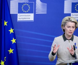 epa09807070 President of the European Commission Ursula von der Leyen delivers a statement next to Italy's Prime Minister prior to a meeting at the Berlaymont Building, headquarters of the European Commission, in Brussels, Belgium, 07 March 2022. Both leaders discussed the new sanction enforcement package EU is working on against Russia.  EPA/KENZO TRIBOUILLARD / POOL