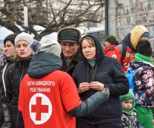 Lavov, Ukrajina, 07.03.2022. - Volonteri Malteške medicinske službe pripremaju se za distribuciju hrane izbjeglicama u Lavovu. U tijeku je ruska invazija na Ukrajinu. foto (g) PAP / Vitaliy Hrabar