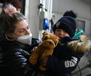 epa09809387 Ukrainians arrive in Volpiano, Turin, Italy, 08 March 2022. Sixty Ukrainian adults and children arrive on a bus in Volpiano, fleeing Ukraine. According to the United Nations (UN), at least 1.5 million people have fled Ukraine to neighboring countries since the beginning of Russia's invasion on 24 February.  EPA/ALESSANDRO DI MARCO