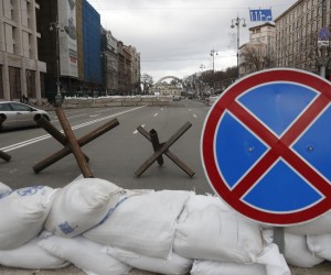 epa09810109 A view of Czech hedgehogs and a sandbag barricade in downtown Kyiv (Kiev), Ukraine, 08 March 2022. According to the United Nations High Commissioner for Refugees (UNHCR), Russia's military invasion of Ukraine, which started on 24 February, has caused destruction of civilian infrastructure as well as civilian casualties, with tens of thousands internally displaced and over two million refugees fleeing Ukraine.  EPA/ZURAB KURTSIKIDZE