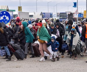 epa09811184 War refugees from Ukraine at the Ukrainian-Polish border crossing point Krakowiec-Korczowa, Poland 08 March 2022. Poland has received over a million Ukrainian refugees since Russia invaded Ukraine on 24 February.  EPA/Vitaliy Hrabar POLAND OUT
