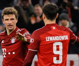 epa09811330 Munich's Thomas Mueller (L) celebrates with Munich's Robert Lewandowski (R) after scoring a goal during the UEFA Champions League round of sixteen, second leg soccer match between FC Bayern Munich and RB Salzburg in Munich, Germany, 08 March 2022.  EPA/RONALD WITTEK