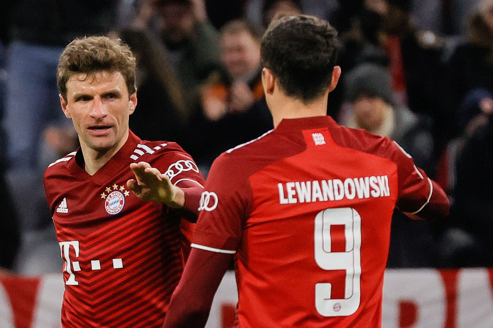 epa09811330 Munich's Thomas Mueller (L) celebrates with Munich's Robert Lewandowski (R) after scoring a goal during the UEFA Champions League round of sixteen, second leg soccer match between FC Bayern Munich and RB Salzburg in Munich, Germany, 08 March 2022.  EPA/RONALD WITTEK