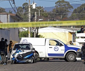 epa09813274 Personnel from the State Attorney General's Office work at the location where nine people were killed in the city of Atlixco, state of Puebla, Mexico, 09 March 2022. Nine people died and one more was injured in an alleged confrontation between gunmen in the municipality of Atlixco, the central Mexican state of Puebla, according to state sources.  EPA/Hilda Ríos