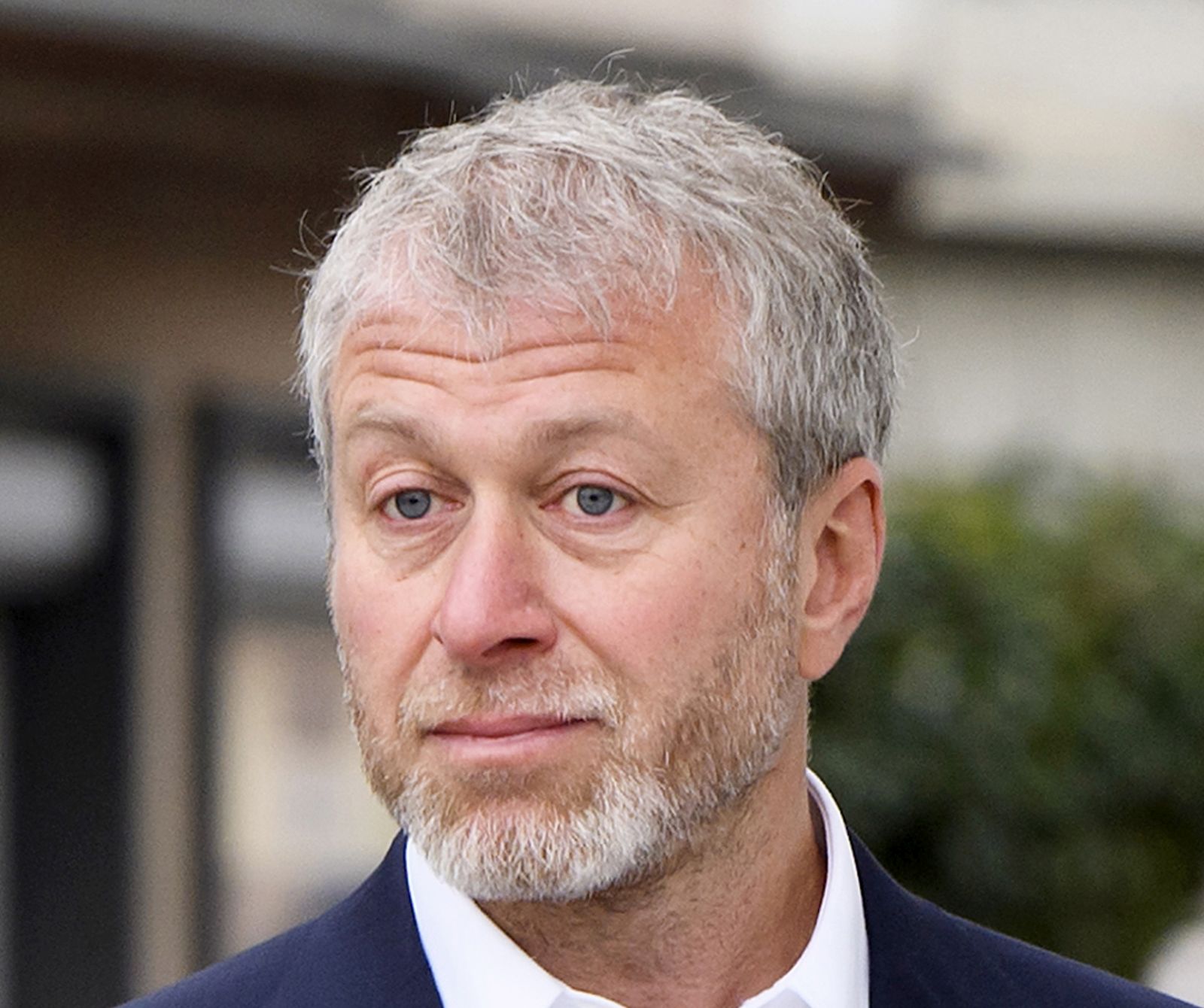 epa09814320 (FILE) - Russian oligarch Roman Abramovich arrives for the opening of the civil proceedings brought by the European Bank for Reconstruction and Development (EBRD) at the District Court of Sarine in Fribourg, Switzerland, 02 May 2018 (reissued 10 March 2022). The UK government announced on 10 March 2022 sanctions against seven of Russia's wealthiest and influential oligarchs, including Roman Abramovich, whose wealth and connections are associated with the Kremlin, as part of the UK response to Russia's invasion of Ukraine.  EPA/ANTHONY ANEX