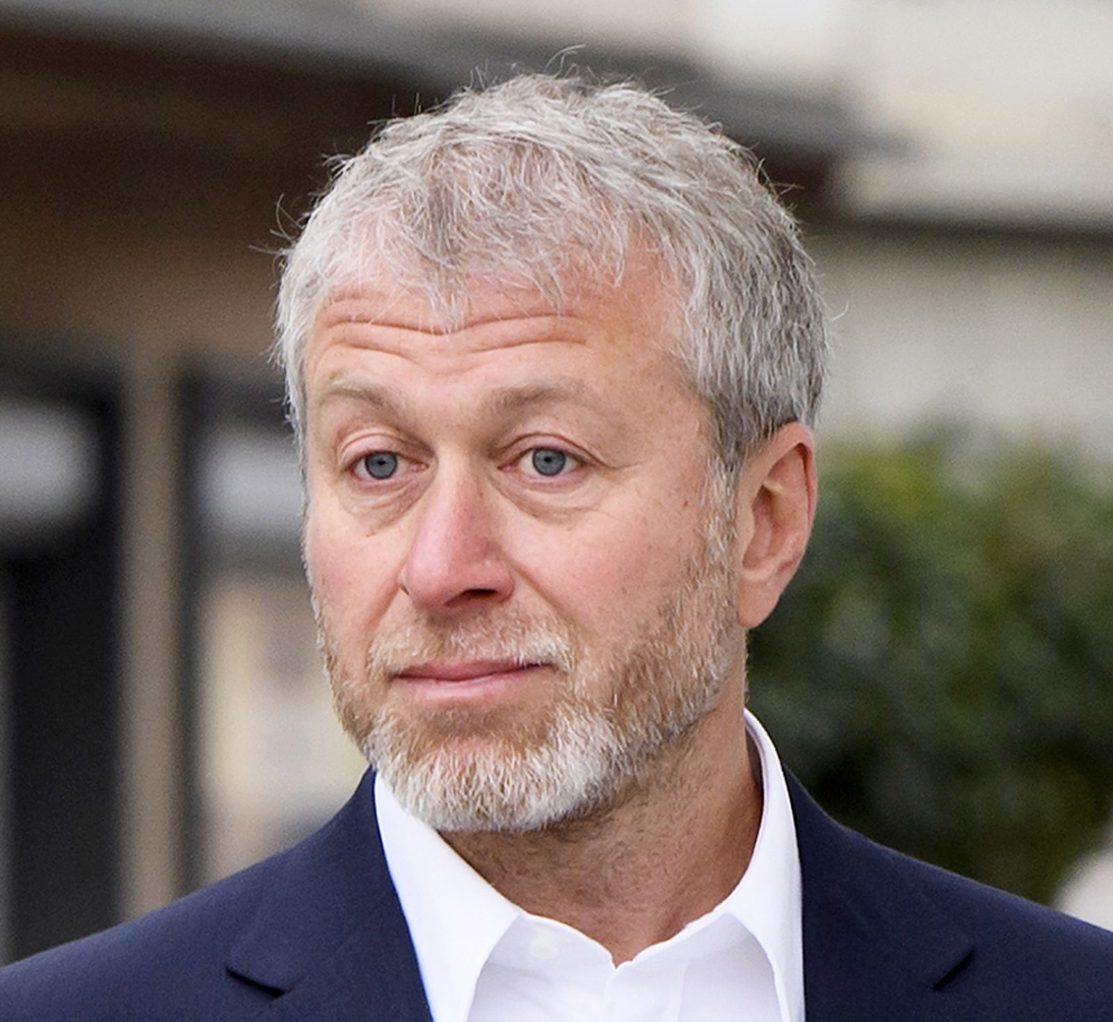 epa09814320 (FILE) - Russian oligarch Roman Abramovich arrives for the opening of the civil proceedings brought by the European Bank for Reconstruction and Development (EBRD) at the District Court of Sarine in Fribourg, Switzerland, 02 May 2018 (reissued 10 March 2022). The UK government announced on 10 March 2022 sanctions against seven of Russia's wealthiest and influential oligarchs, including Roman Abramovich, whose wealth and connections are associated with the Kremlin, as part of the UK response to Russia's invasion of Ukraine.  EPA/ANTHONY ANEX