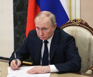 epa09815012 Russian President Vladimir Putin attends a videoconference meeting with Government members at the Kremlin in Moscow, Russia, 10 March 2022. The meeting focuses on minimising the impact of sanctions on the Russian economy. Russian troops entered Ukraine on 24 February prompting the country's president to declare martial law and triggering a series of severe economic sanctions imposed by Western countries on Russia.  EPA/MIKHAIL KLIMENTYEV / KREMLIN / SPUTNIK / POOL MANDATORY CREDIT