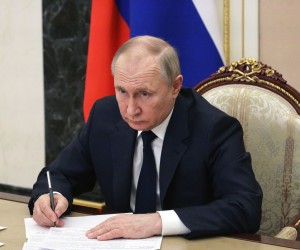 epa09815012 Russian President Vladimir Putin attends a videoconference meeting with Government members at the Kremlin in Moscow, Russia, 10 March 2022. The meeting focuses on minimising the impact of sanctions on the Russian economy. Russian troops entered Ukraine on 24 February prompting the country's president to declare martial law and triggering a series of severe economic sanctions imposed by Western countries on Russia.  EPA/MIKHAIL KLIMENTYEV / KREMLIN / SPUTNIK / POOL MANDATORY CREDIT