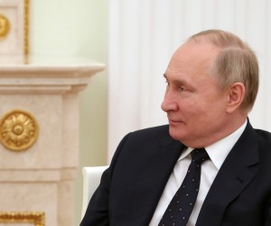 epa09816803 Russian President Vladimir Putin attends a meeting with Belarusian President Alexander Lukashenko (not pictured) in the Kremlin in Moscow, Russia, 11 March 2022.  EPA/MIKHAIL KLIMENTYEV / KREMLIN POOL / SPUTNIK MANDATORY CREDIT