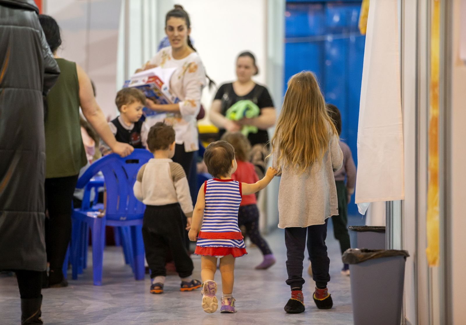 epa09818145 Children evacuated from Ukraine play at the refugee trial camp at MoldExpo national exhibition center in Chisinau, Moldova, 11 March 2022. According to UNHCR figures, more than two million Ukrainians have fled their country since Russia began its military operation in Ukraine on 24 February.  EPA/DUMITRU DORU