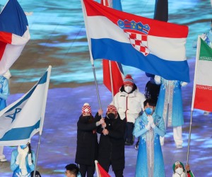 Peking, 13.03.2022 - Svečanost zatvaranja 13. Zimskih paraolimpijskih igara Peking 2022. Hrvatsku zastavu na svečanosti zatvaranja nosili su slabovidni alpinac Damir Mizdrak i njegova vodičica Marija Coch.
foto HINA/ Damir SENČAR/ ds