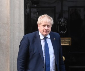 epa09824744 Britain's Prime Minister Boris Johnson (L) pose for a photograph with Latvia's Prime Minister Arturs Krisjanis Karins (R) prior to their meeting at No.10 Downing Street, London, Britain, 14 March 2022.  EPA/NEIL HALL