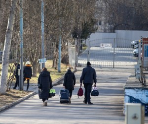 epa09825037 Ukrainian people arrive at the refugee trial camp at MoldExpo national exhibition center in Chisinau, Moldova, 14 March 2022. According to UNHCR figures, more than 2,808,792 Ukrainians have fled their country since Russia began its military operation in Ukraine, from 13 March to 24 February.  EPA/DUMITRU DORU