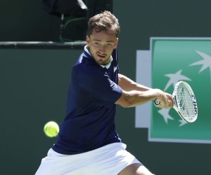 epa09825357 Daniil Medvedev of Russia in action against Gael Monfils of France at the BNP Paribas Open tennis tournament at the Indian Wells Tennis Garden in Indian Wells, California, USA, 14 March 2022. Monfils upset Medvedev in three sets, 4-6, 6-3, 6-1.  EPA/JOHN G MABANGLO