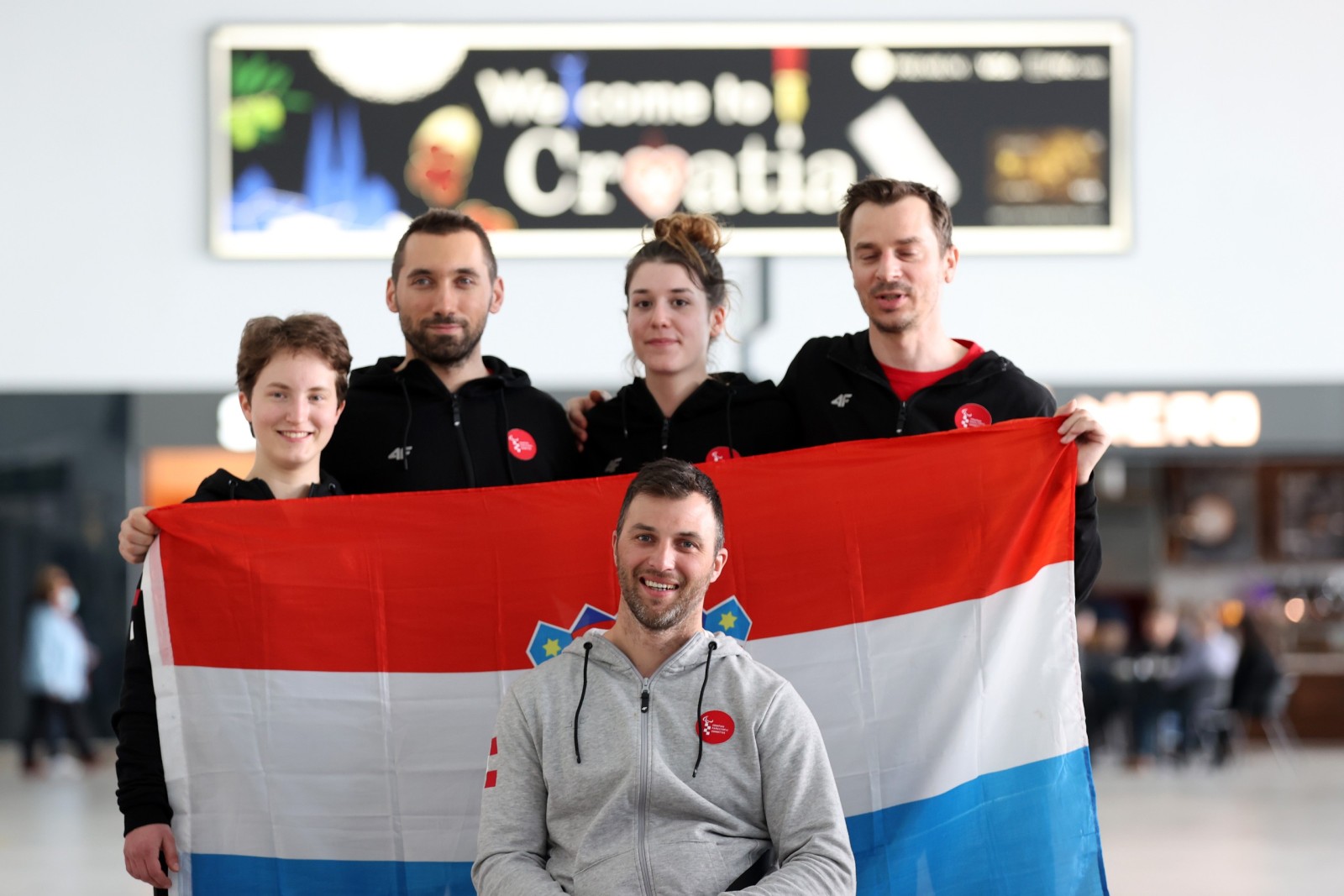Zagreb, 15.03.2022 - Povratah hrvatske paraolimpijske delegacije za Zimskih Paraolimpijskih igara Peking 2022, na Zračnoj luci Franjo Tuđman. Na slici Bruno Bošnjak, Lucija Smetiško, Damir Mizdrak, Marija Coch i Josip Zima.
foto HINA/ Damir SENČAR/ ds