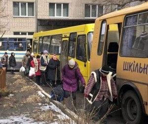 Izjum, Ukrajina, 15.3.2022.- Vatrogasci tijekom evakuacije stanovnika Izjuma na istoku Ukrajine. 
foto HINA/ PAP / DSNS/ ua
