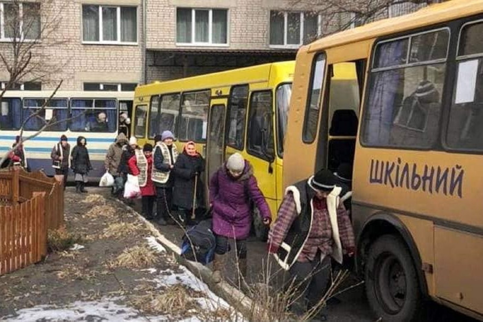 Izjum, Ukrajina, 15.3.2022.- Vatrogasci tijekom evakuacije stanovnika Izjuma na istoku Ukrajine. 
foto HINA/ PAP / DSNS/ ua
