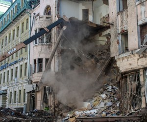 epa09829027 Ukrainian rescue workers remove debris from a building after a shelling in Kharkiv, Ukraine, 16 March 2022. The city of Kharkiv, Ukraine's second largest, has witnessed repeated air strikes from Russian forces. Russian troops entered Ukraine on 24 February prompting the country's president to declare martial law and triggering a series of announcements by Western countries to impose severe economic sanctions on Russia.  EPA/VASILIY ZHLOBSKY