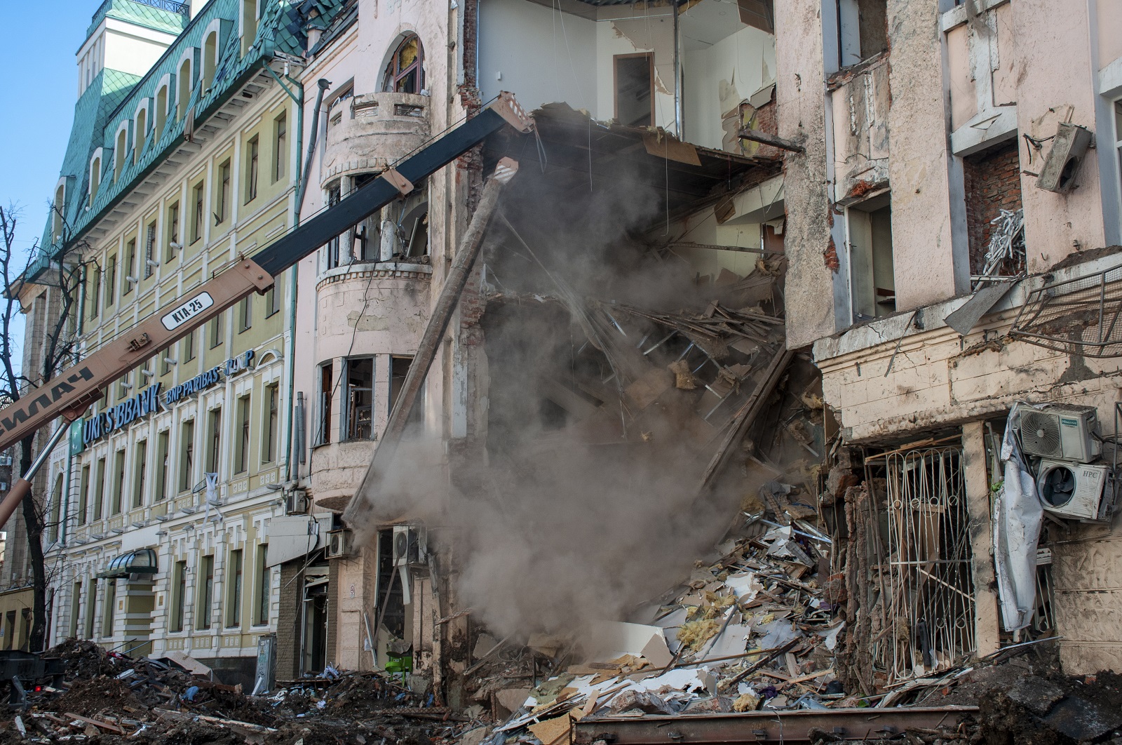 epa09829027 Ukrainian rescue workers remove debris from a building after a shelling in Kharkiv, Ukraine, 16 March 2022. The city of Kharkiv, Ukraine's second largest, has witnessed repeated air strikes from Russian forces. Russian troops entered Ukraine on 24 February prompting the country's president to declare martial law and triggering a series of announcements by Western countries to impose severe economic sanctions on Russia.  EPA/VASILIY ZHLOBSKY
