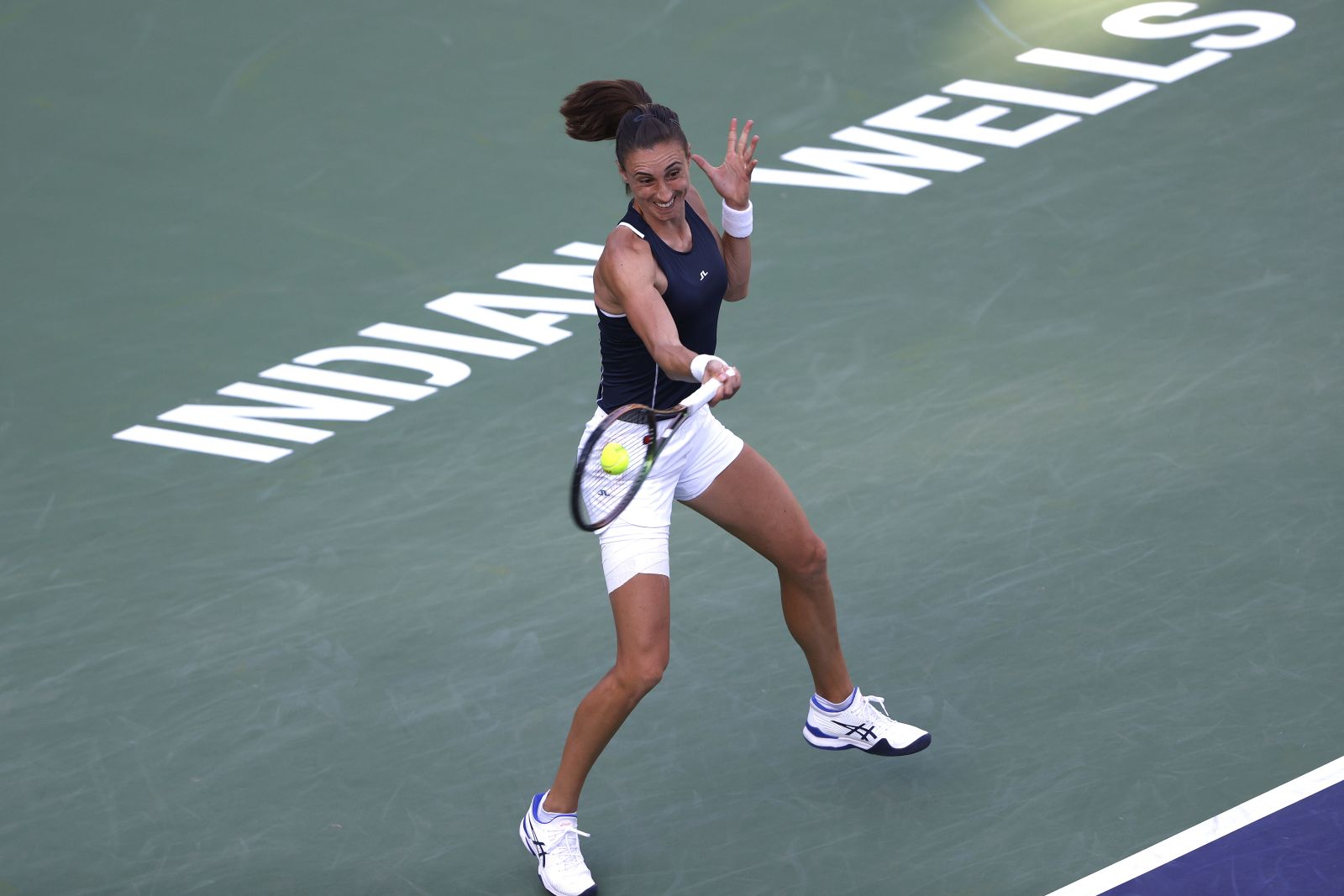 epa09830055 Petra Martic of Croatia in action against Simona Halep of Romania at the BNP Paribas Open tennis tournament at the Indian Wells Tennis Garden in Indian Wells, California, USA, 16 March 2022.  EPA/JOHN G MABANGLO