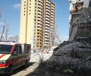 Černihiv, Ukrajina, 17.03.2022. - (UZNEMIRUJUĆI SADRŽAJ) Blizina studentskog doma u Černihivu, uništenog prije nekoliko dana ruskim granatiranjem. Spasioci su među ruševinama pronašli tijela pet osoba, među kojima i troje djece. U tijeku je invazija Rusije na Ukrajinu. foto (jm) PAP/DSNS