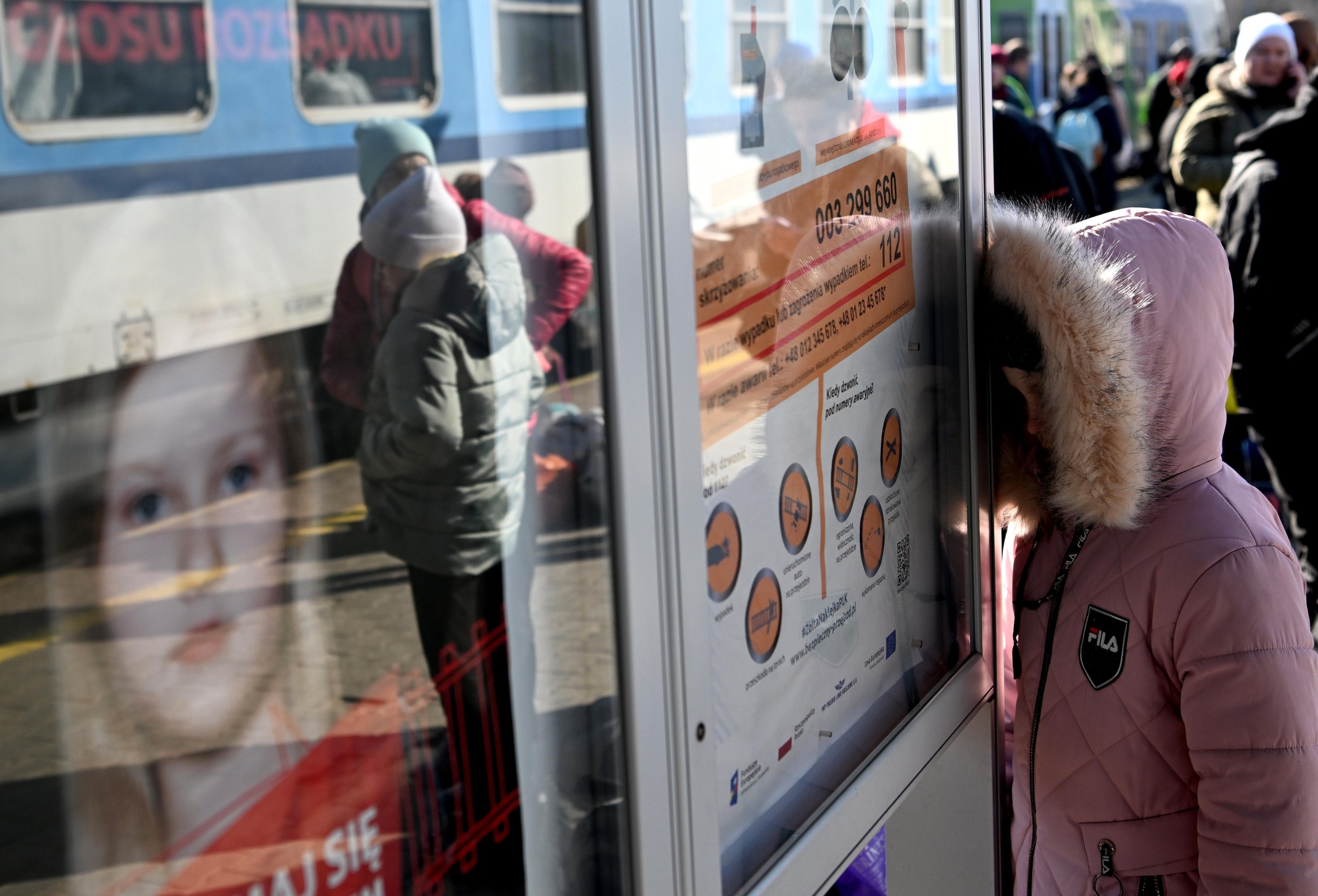Przemyśl, Poljska, 17.03.2022. - Izbjeglice iz Ukrajine na željezničkoj stanici u Przemyślu. U tijeku je invazija Rusije na Ukrajinu. foto (dd/jm) PAP/Darek Delmanowicz