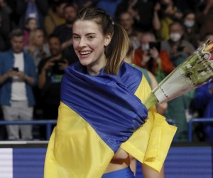 epa09835576 Yaroslava Mahuchikh of Ukraine celebrates after winning the Women’s High Jump final at the World Athletics Indoor Championships in Belgrade, Serbia, 19 March 2022.  EPA/ROBERT GHEMENT