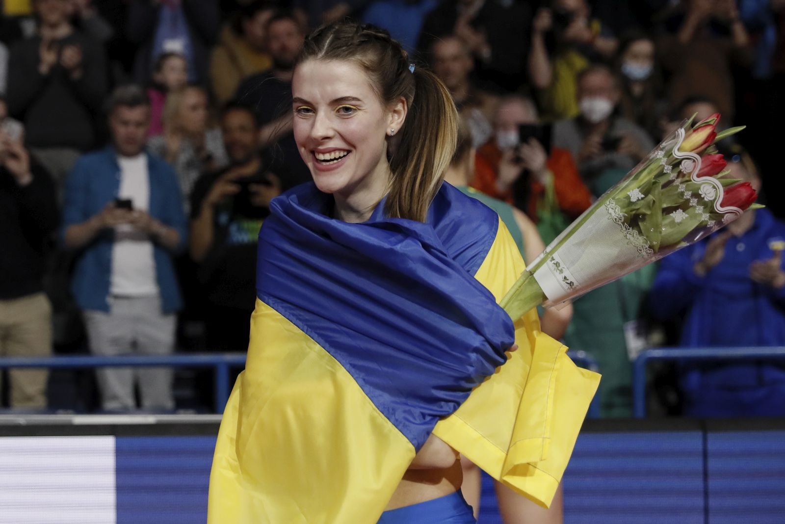 epa09835576 Yaroslava Mahuchikh of Ukraine celebrates after winning the Women’s High Jump final at the World Athletics Indoor Championships in Belgrade, Serbia, 19 March 2022.  EPA/ROBERT GHEMENT