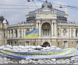 epaselect epa09833829 The Odessa National Academic Theatre of Opera and Ballet and one of the city's symbols behind a heavy barricade with a placard reading 'Odesa is Ukraine!', at the South Ukrainian city of Odesa, Ukraine, 18 March 2022. On 24 February Russian troops had entered Ukrainian territory in what the Russian president declared a 'special military operation', resulting in fighting and destruction in the country, a huge flow of refugees, and multiple sanctions against Russia.  EPA/STEPAN FRANKO