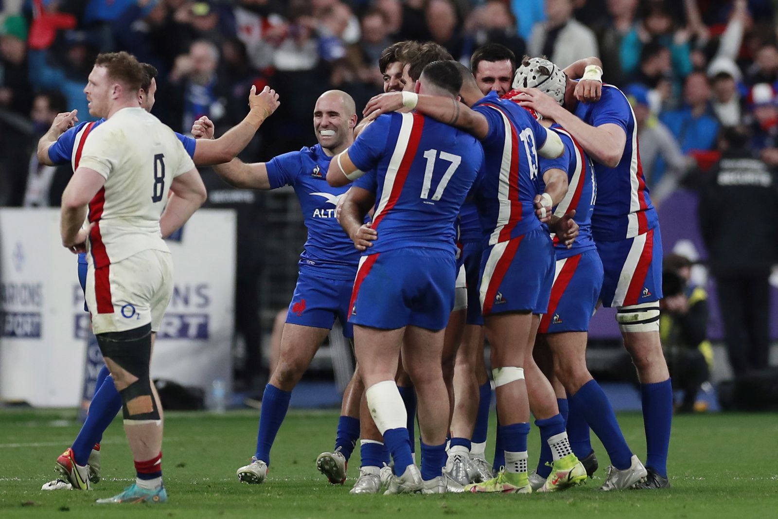 epa09837008 France's players celebrate their win following the Six Nations rugby match between France and England in Saint-Denis, outside Paris, France, 19 March 2022.  EPA/Christophe Petit Tesson