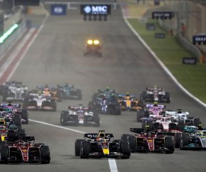 epa09838287 Monaco's Formula One driver Charles Leclerc (L) of Scuderia Ferrari leads the pack at the start of the Formula One Grand Prix of Bahrain at the Bahrain International Circuit in Sakhir, Bahrain, 20 March 2022.  EPA/ALI HAIDER