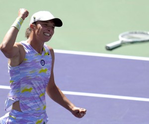 epa09839542 Iga Swiatek of Poland reacts after defeating Maria Sakkari of Greece during the women's final match of the BNP Paribas Open tennis tournament at the Indian Wells Tennis Garden in Indian Wells, California, USA, 20 March 2022.  EPA/RAY ACEVEDO