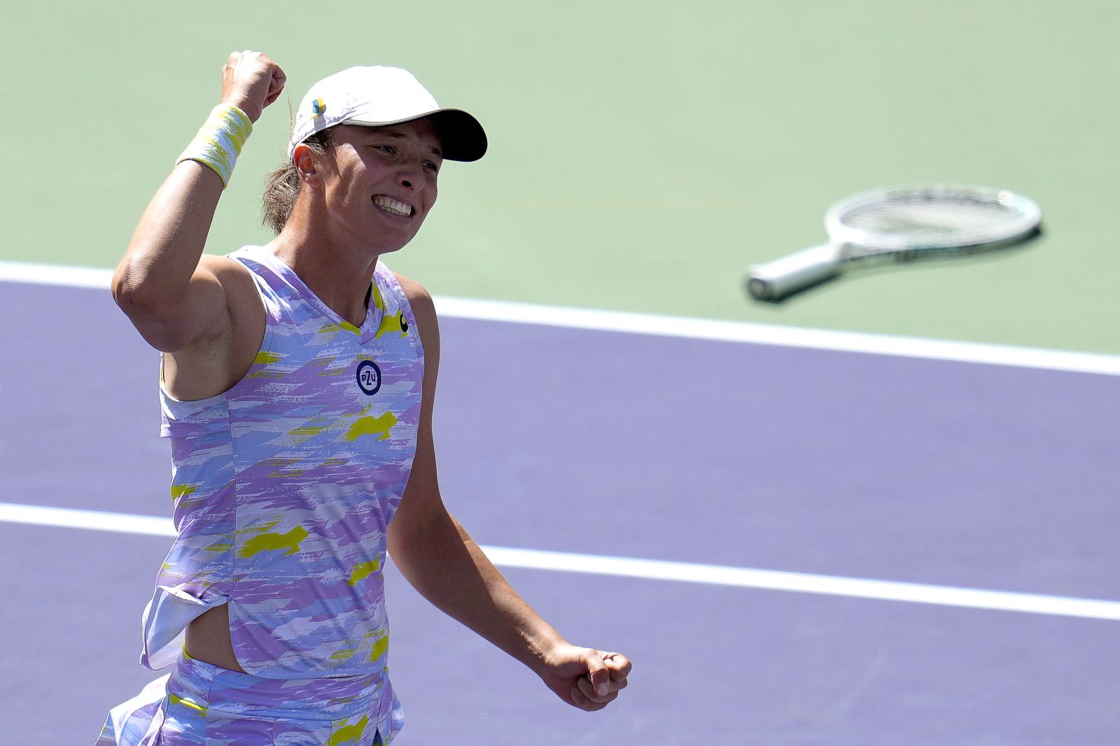 epa09839542 Iga Swiatek of Poland reacts after defeating Maria Sakkari of Greece during the women's final match of the BNP Paribas Open tennis tournament at the Indian Wells Tennis Garden in Indian Wells, California, USA, 20 March 2022.  EPA/RAY ACEVEDO