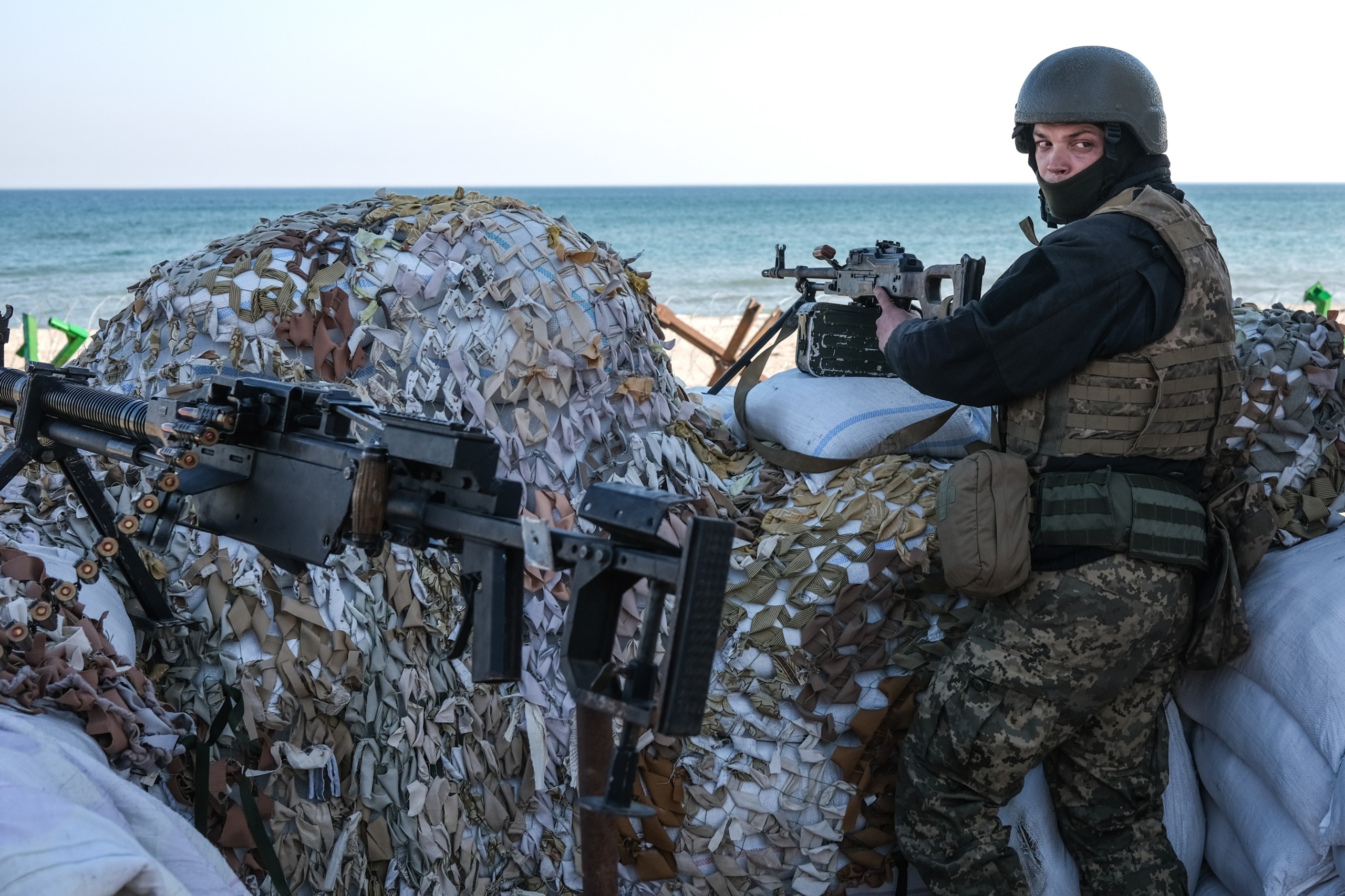epa09840841 A Ukrainian soldier stands guard with his gun  next to barricades at the beachfront near Lusanivka in south Ukrainian city of Odesa, in Ukraine, 21 March 2022. Russian troops entered Ukraine on 24 February prompting the country's president to declare martial law and triggering a series of announcements by Western countries to impose severe economic sanctions on Russia.  EPA/SEDAT SUNA