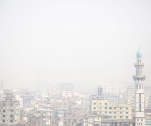 epa09841667 A general view of buildings engulfed in a thick layer of smog in Dhaka, Bangladesh, 22 March 2022. According to the Air Quality Index (AQI), Dhaka's air is the most polluted in the world.  EPA/MONIRUL ALAM