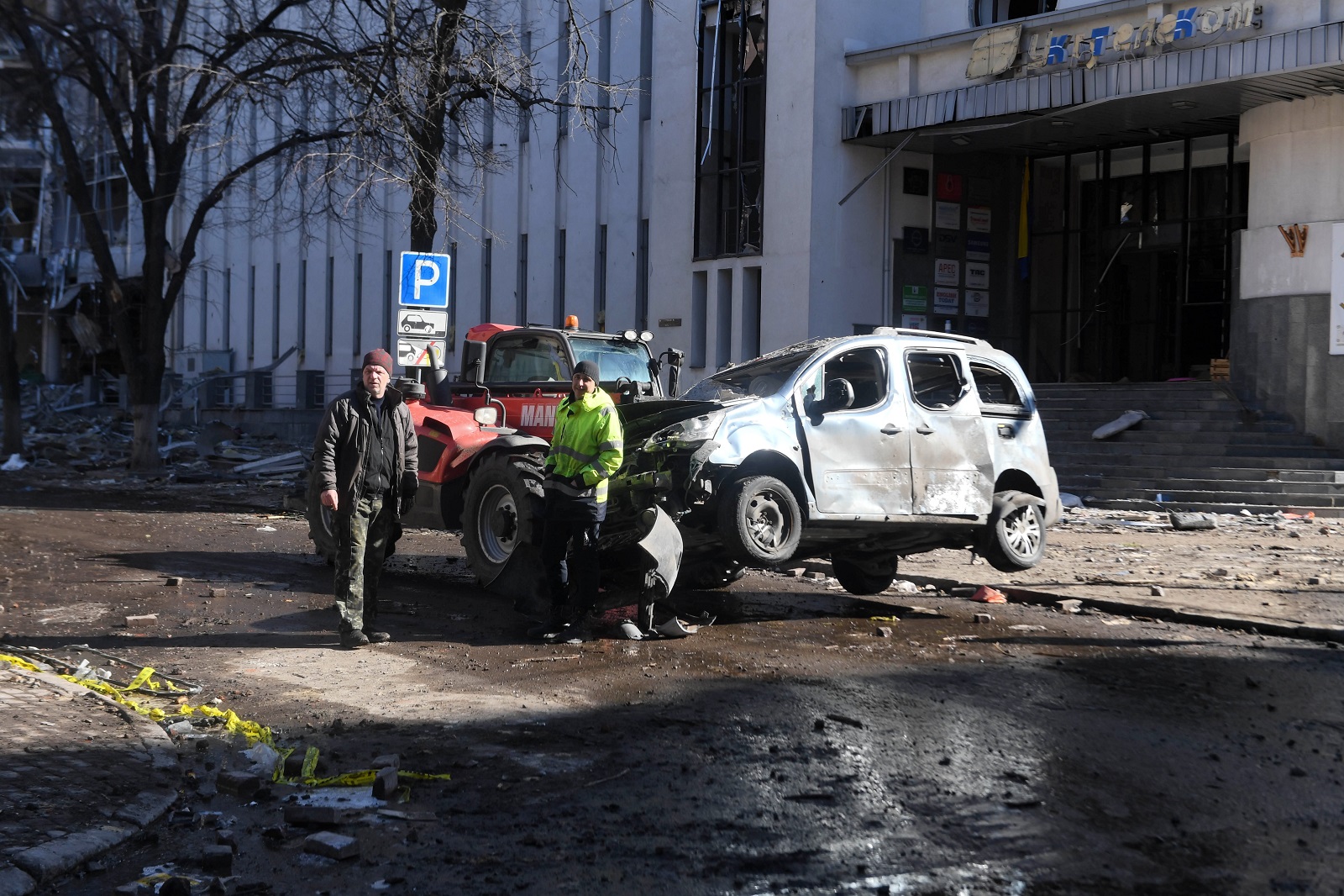 Harkiv, Ukrajina, 22.03.2022. - Gradske službe uklanjaju štetu nakon ruskih zračnih napada na Harkiv, 22. ožujka. U tijeku je invazija Rusije na Ukrajinu. foto (sko) PAP/Andrzej Lange