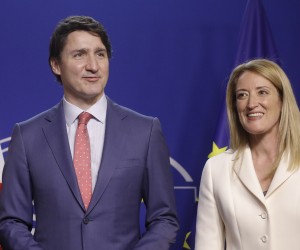 epa09844693 Canadian Prime Minister Justin Trudeau (L) is welcomed by European Parliament President Roberta Metsola during a mini plenary session of the European Parliament in Brussels, Belgium, 23 March 2021. The session mainly focuses on the Russia - Ukraine armed conflict, with the participation of the Canadian Prime Minister.  EPA/OLIVIER HOSLET