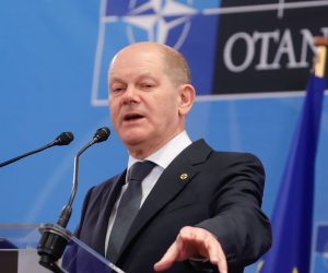 epa09846823 Chancellor of Germany Olaf Scholz gives a press conference at the end of a G7 meeting at the Alliance headquarters in Brussels, Belgium, 24 March 2022.  EPA/STEPHANIE LECOCQ