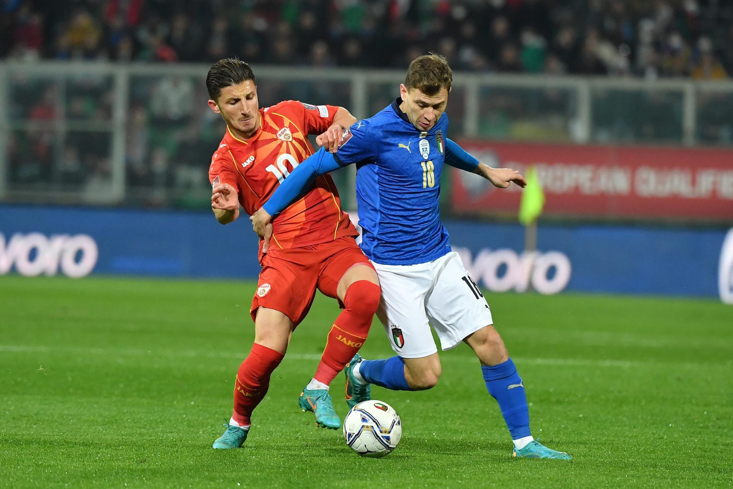 epa09847609 Italy's Nicolo Barella (R) in action against North Macedonia's Enis Bardhi during the FIFA World Cup Qatar 2022 play-off qualifying soccer match between Italy and North Macedonia at the Renzo Barbera stadium in Palermo, Sicily, Italy, 24 March 2022.  EPA/CARMELO IMBESI