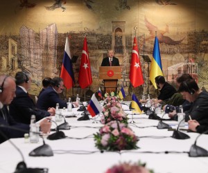 epa09857141 A handout photo made available by the Turkish President's Press Office shows Turkish President Erdogan (C, back) addressing the Russian (L) and Ukrainian (R) delegations before their talks, at Dolmabahce Palace in Istanbul, Turkey, 29 March 2022. Delegations from Russia and Ukraine are due to resume face-to-face talks in Istanbul on the day.  EPA/TURKISH PRESIDENT PRESS OFFICE HANDOUT  HANDOUT EDITORIAL USE ONLY/NO SALES