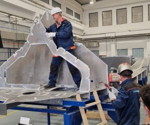 ibenik, 30.3.2022.- U ibenskom Iskra brodogradilitu u srijedu je poloena kobilica prve od est brzih brodica koje se grade za uspostavu hitne pomorske medicinske slube Republike Hrvatske, to je projekt ukupno vrijedan vie od 76 milijuna kuna. Polaganju kobilice bili su nazoèni Republike Slovenije Vojislav uc i veleposlanik Kraljevine Norveke u Hrvatskoj Haakona Blankenborg te predstavnici Ministarstva zdravstva i drugi dravni i lokalni dunosnici. 
foto HINA/ ibenikIN/ Franka Zeljak/ ua