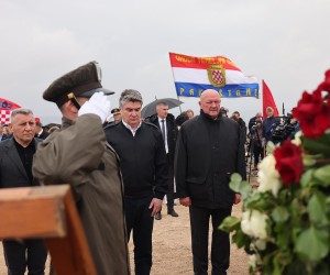Pakoštane, 30.03.2022. - Predsjednik Republike i vrhovni zapovjednik Oružanih snaga Republike Hrvatske Zoran Milanović sudjelovao je na obilježavanju 30. godišnjice pogibije Mira Kukina i desetorice branitelja u Domovinskom ratu. Predsjednik Milanović otkrio je spomen ploču jedanaestorici poginulih hrvatskih branitelja u Domovinskom ratu te položio vijenac i zapalio svijeću ispred spomen ploče na brdu Debeljak. Na fotografiji Ante Gotovina, Zoran Milanović.
foto HINA/ Zvonko KUCELIN/ ml