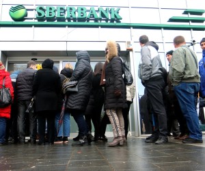 01, March, 2022, Banja Luka - The Banking Agency of the Republika Srpska has taken over the management of Sberbank in the Republika Srpska, in accordance with the legal possibility, and in front of the central Sberbank in Banja Luka there is still a big crowd. Photo:Borislav Zdrinja/ZIPA PHOTO/ATAImages

01, mart, 2022, Banja Luka - Agencija za bankarstvo Republike Srpske preuzela je upravljanje Sberbankom u Republici Srpskoj, u skladu sa zakonskom mogucnoscu, a ispred centralne Sberbanke u Banjaluci i danas  zabelezena velika guzva. Photo: Borislav Zdrinja/ZIPA PHOTO/ATAImages Photo: Borislav Zdrinja/PIXSELL